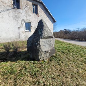 Mālpils. Piemiņas akmens represētajiem. 
