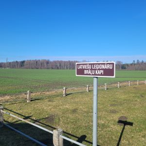 Latviešu leģionāru Brāļu kapi Mores apkārtnē pie Rozēniem