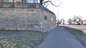 Piemiņas plāksnes pilsētas atbrīvotājiem no bermontiešiem un komandierim Brisonam 
