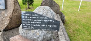 Piemiņas akmens komunistiskā režīma upuriem pie Balvu dzelzceļa stacijas