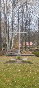 Lejasciema kapsētā piemiņas zīme svešumā mirušajiem lejasciemiešiem