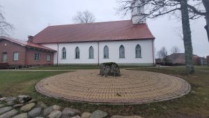 Salacgrīvas baznīcas dārzā piemineklis izsūtītajiem