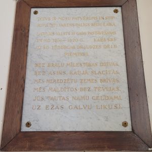 Piemiņas plāksne Lēdurgas luterāņu baznīcā