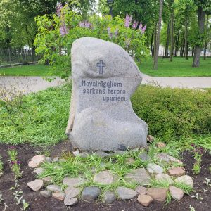 Piemiņas akmens “Nevainīgajiem sarkanā terora upuriem”