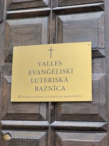 Piemiņas plāksnes Valles luterāņu baznīcā