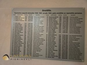 Piemiņas plāksnes Valles luterāņu baznīcā