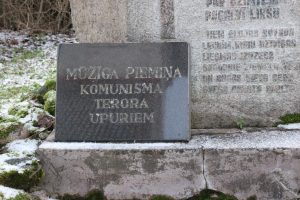 Piemiņas akmens represijās cietušajiem Alojas Luterāņu baznīcas dārzā