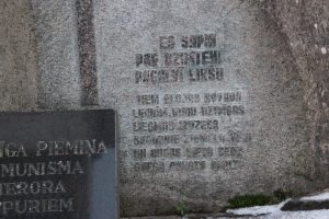 Piemiņas akmens represijās cietušajiem Alojas Luterāņu baznīcas dārzā