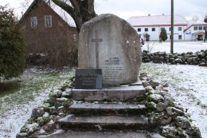 Piemiņas akmens represijās cietušajiem Alojas Luterāņu baznīcas dārzā