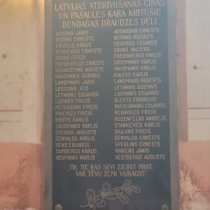 Piemiņas plāksne Latvijas atbrīvošanas cīņās un Pasaules karā kritušajiem Dundagas draudzes dēliem