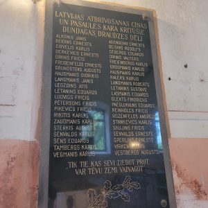 Piemiņas plāksne Latvijas atbrīvošanas cīņās un Pasaules karā kritušajiem Dundagas draudzes dēliem