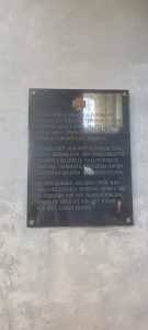 Piemiņas plāksne somu jēgeriem Liepājas Sv.Trīsvienības katedrālē