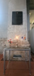 Piemiņas plāksne somu jēgeriem Liepājas Sv.Trīsvienības katedrālē