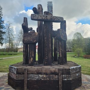 Mākslas objekts "Sibīrijas krusti" Sunākstē