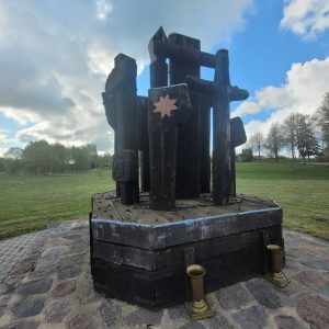 Mākslas objekts "Sibīrijas krusti" Sunākstē