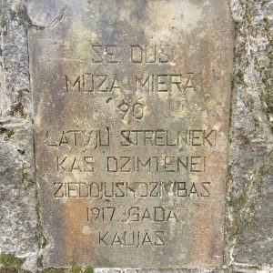 Valgundes pagastā Krāču kalnos  kritušo latviešu strēlnieku brāļu kapi