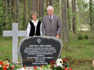 Godinot savu vecāku piemiņu, Vija Biča piemiņas pasākumā bija tērpusies savas māmiņas tautastērpā.