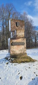 Piemineklis 1705. gadā kaujā kritušo zviedru karavīru atdusas vietā