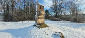 Piemineklis 1705. gadā kaujā kritušo zviedru karavīru atdusas vietā