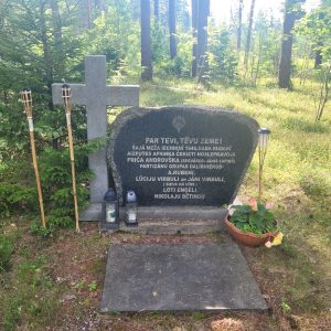 Piemiņas akmens Sakas pagasta nacionālajiem partizāniem