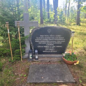 Piemiņas akmens Sakas pagasta nacionālajiem partizāniem