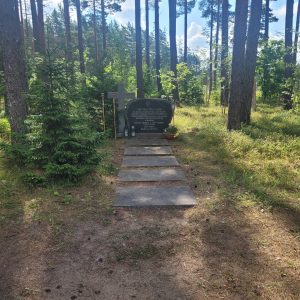 Piemiņas akmens Sakas pagasta nacionālajiem partizāniem