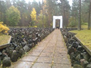 Memoriāls Otrā pasaules kara upuriem Biķerniekos