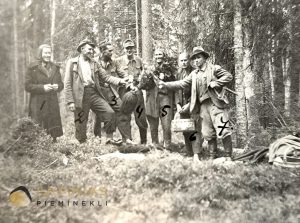Friča Androvska ("Jāņa Lapiņa") grupa svin Jāņus. Aizputes apriņķis, 1946.g. Foto no grāmatas: Nezināmais karš