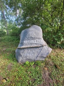 Piemiņas akmens pie Arvīda Žilinska dzimtas mājām “Lejas Arendzāni" 