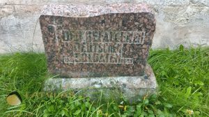 Piemiņas akmens vācu karavīriem pie Sātu baznīcas