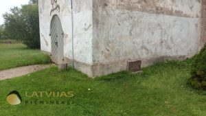Piemiņas akmens vācu karavīriem pie Sātu baznīcas