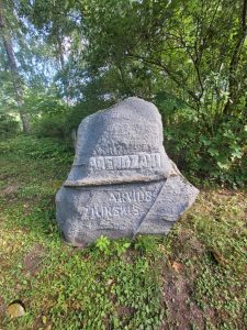Piemiņas akmens pie Arvīda Žilinska dzimtas mājām “Lejas Arendzāni" 