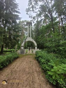 Viļa Plūdoņa atdusas vieta. Kapu vārti.