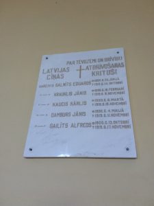 Piemiņas plāksne kritušajiem draudzes loccekļiem Ēveles baznīcā
