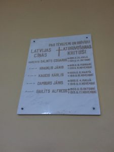 Piemiņas plāksne kritušajiem draudzes loccekļiem Ēveles baznīcā