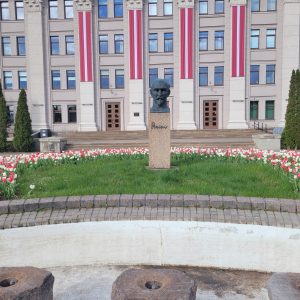 Raiņa piemineklis Daugavpils Universitātes skvērā