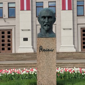 Raiņa piemineklis Daugavpils Universitātes skvērā