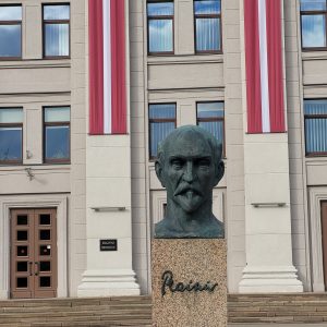 Raiņa piemineklis Daugavpils Universitātes skvērā