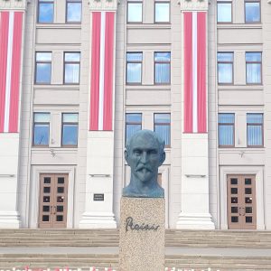 Raiņa piemineklis Daugavpils Universitātes skvērā