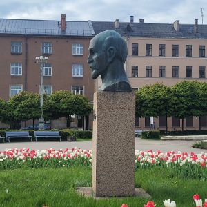 Raiņa piemineklis Daugavpils Universitātes skvērā