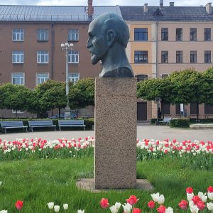 Raiņa piemineklis Daugavpils Universitātes skvērā