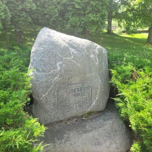 Piemiņas akmens 1941. un 1949. gada represijās cietušajiem Pāvilostā