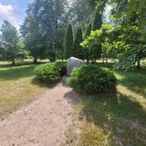 Piemiņas akmens 1941. un 1949. gada represijās cietušajiem Pāvilostā