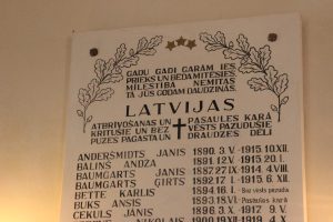 Puzes luterāņu baznīcā piemiņas plāksne kritušajiem draudzes locekļiem