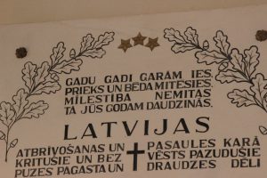 Puzes luterāņu baznīcā piemiņas plāksne kritušajiem draudzes locekļiem