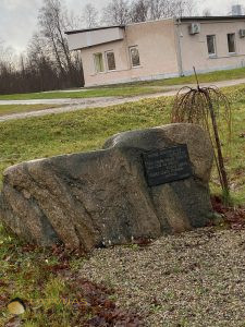 Piemiņas akmens 1949. gadā deportācijās cietušajiem Ugāles pagasta iedzīvotājiem.