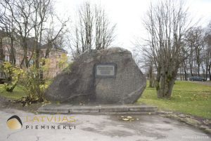 Piemiņas akmens represētajiem Remteniekiem 