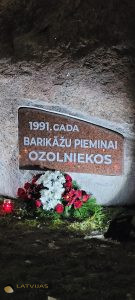 1991. gada barikāžu laika piemiņai zīme Ozolniekos 