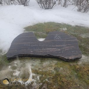Piemiņas plāksne «Barikādēm 35» Mazsalacā