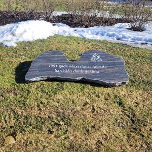 Piemiņas plāksne «Barikādēm 35» Mazsalacā